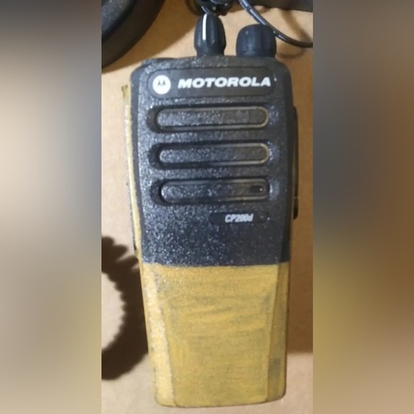MOTOROLA TWO WAY RADIO MODEL CP200d - Picture 2 of 7